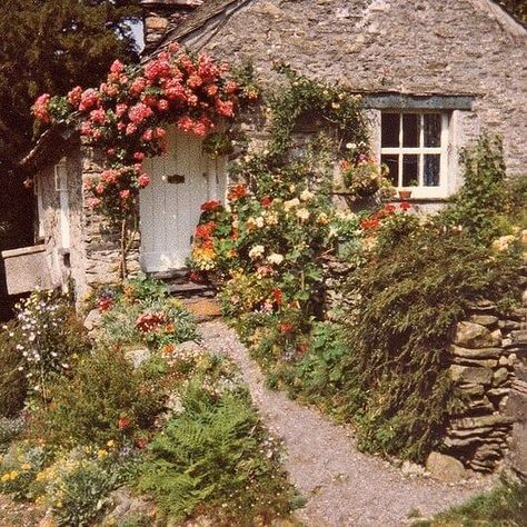 Country Cottage Living, English Country Cottages, Country Cottage Interiors, English Country Cottage, Stone Cottages, Cottage Aesthetic, Country Cottage Decor, Cottage In The Woods, Beautiful Cottages