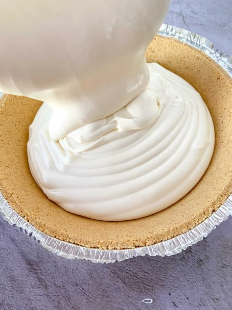 Old Fashion Lemon Icebox Pie, Lemon Ice Box Pie Recipe, Refrigerator Pies, Lemon Ice Box Cake, No Bake Lemon Icebox Pie, Easy Lemon Icebox Pie, Zucchini Chocolate Cake, Guava Desserts, Easy Lemon Pie