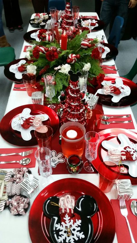 Mickey mouse Christmas! Mickey Mouse Christmas Table Decor, Disney Christmas Breakfast, Disney Christmas Table Setting, Mickey Mouse Christmas Ideas, Disney Christmas Centerpiece, Disney Christmas Centerpieces Diy, Disney Theme Christmas Party, Disney Christmas Table Decorations, Disney Christmas Party Decoration