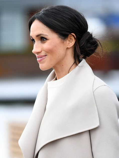 Meghan Markle Hair, Titanic Belfast, Royal People, Meghan Markle Photos, Side Ponytails, Side Updo, Loose Buns, Bun Updo, Messy Updo