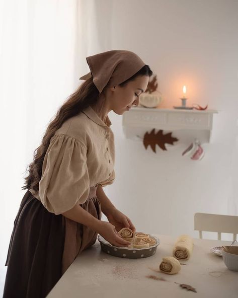 LWA na Instagramu: „Cinnamon stories 🤎 Have you already tried making cinnamon rolls this season? . Luiza wearing our Meg top in new Beige color + Meg skirt…“ Making Cinnamon Rolls, Cottagecore Outfits, Cottagecore Fashion, Farm Girl, Looks Vintage, Cinnamon Rolls, Beige Color, Head Scarf, Modest Fashion