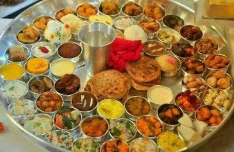 Gujrati thali Gujarati Thali, Gujarati Cuisine, Gujarati Recipes, Food Platters, Indian Dishes, Varanasi, Food Items, Traditional Food, Indian Food Recipes