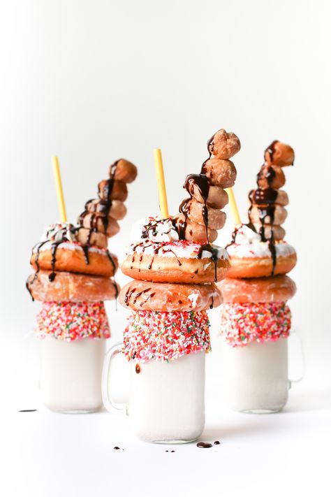 Over-the-Top Donut Milkshake Recipe Oreo Dessert, Milkshake Recipes, Milk Shakes, Vegetable Drinks, Ice Cream Desserts, Cute Desserts, Donut Recipes, Milkshakes, Frappe