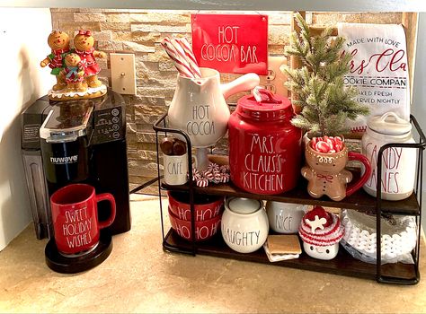 Hot Coco Bar Set Up, Small Hot Cocoa Station, Rae Dunn Hot Cocoa Bar, Mini Hot Cocoa Bar, Christmas Coffee Corner, Hot Cocoa Bar Christmas Decor, Gingerbread Coffee Bar, Coffee Bar Ideas Christmas, Christmas Cocoa Bar Ideas