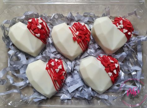 Pizza Brownie, Chocolate San Valentin, Chocolate Valentine, Cake Pop Decorating, Chocolate Covered Fruit, Diy Valentine's Day Decorations, Wedding Chocolate, Valentines Day Cakes, Valentines Day Desserts