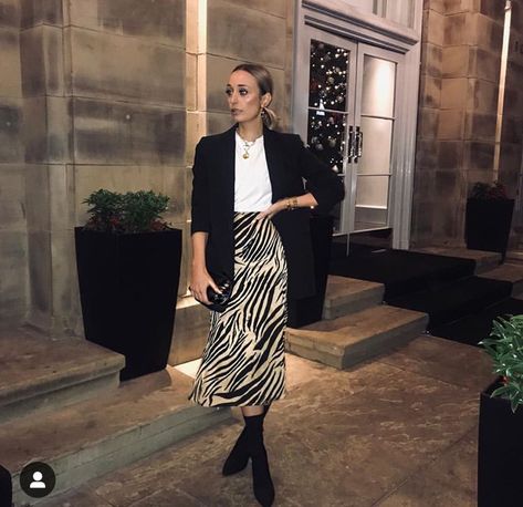 Zebra Midi Skirt Outfit, Zebra Print Midi Skirt Outfit, Zebra Print Outfit Ideas, Zebra Skirt Outfit Ideas, Zebra Print Skirt Outfit, Zebra Skirt Outfit, Silk Midi Skirt Outfit, Midi Skirt Outfit Aesthetic, Printed Midi Skirt Outfit