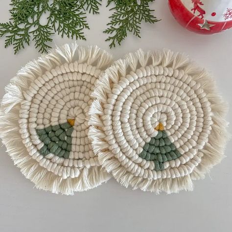 Macrame Christmas Gifts Diy, Macrame Christmas Gift Ideas, Macrame For Christmas, Macrame Christmas Decor, Macrame Christmas Decorations Tutorial, Christmas Macrame Ideas, Macrame Gift Ideas, Christmas Macrame Ornaments, Xmas Macrame