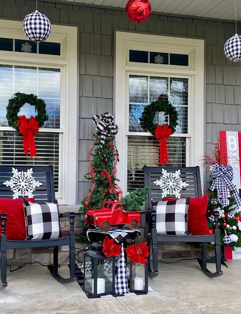 Plaid Christmas Decor, Porch Christmas Decor, Country Christmas Decorations, Front Porch Christmas, Outside Decorations, Christmas Porch Decor, Christmas Decorations Diy Outdoor, Holiday Crafts Christmas, Christmas Porch