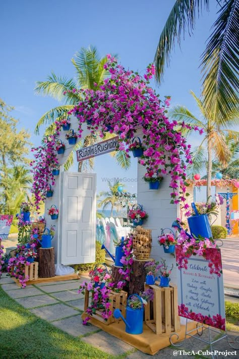 Super Cute Ideas We Loved In This Mykonos-Themed Mehendi! Create Archway, Mamma Mia Theme Party Decorations, Santorini Themed Party, Mehndi Entrance, Mamma Mia Wedding, Greece Party, Sweet 17, Blue Doors, Wedding Entrance Decor