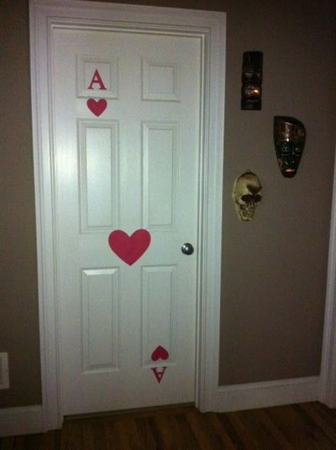 Vegas Door Decorations, Playing Cards Decoration Party Ideas, Alice In Wonderland Card Decorations, Alice In Wonderland Theme Door, Mad Hatter Diy Decorations, Playing Card Party Decorations, Alice In Wonderland House Decor, Casino House Party, Alice In Wonderland Decorations Ideas