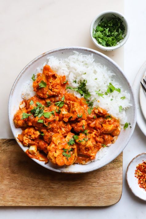 Cauliflower tikka masala! Creamy, cozy 1 pan meals are what's on repeat for me recently. This is an essential! Cauliflower Tikka Masala, Veggie Keto, Mushroom Bolognese, Meal Plan Prep, Go Vegetarian, Cauliflower Mushroom, Cauliflower Rice Recipes, Butter Chicken Recipe, Creamy Tomato Sauce