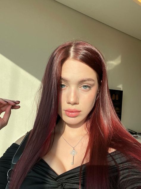 Red Hair Pale Skin, Pelo Color Vino, Pale Skin Hair Color, Deep Red Hair, Maroon Hair, Red Hair Blue Eyes, Hair Pale Skin, Cherry Red Hair, Hair Fair