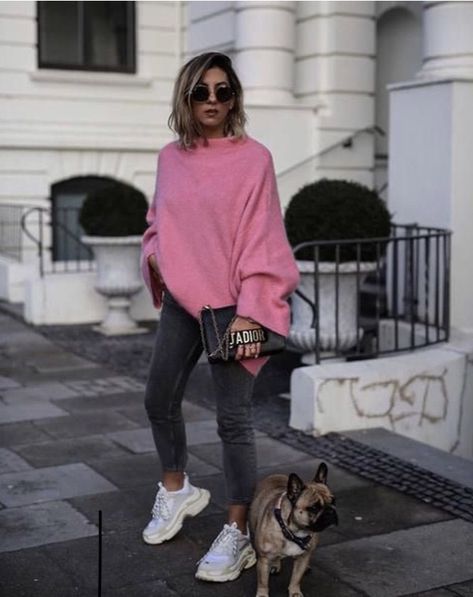 Pink Pullover Outfit, Hot Pink Sweater Outfit, Pullover Sweaters Outfits, Pink Sweater Outfit, Vinter Mode Outfits, Casual Chique Stijl, Pink Oversized Sweater, Sweater And Jeans, Winter Sweater Outfits