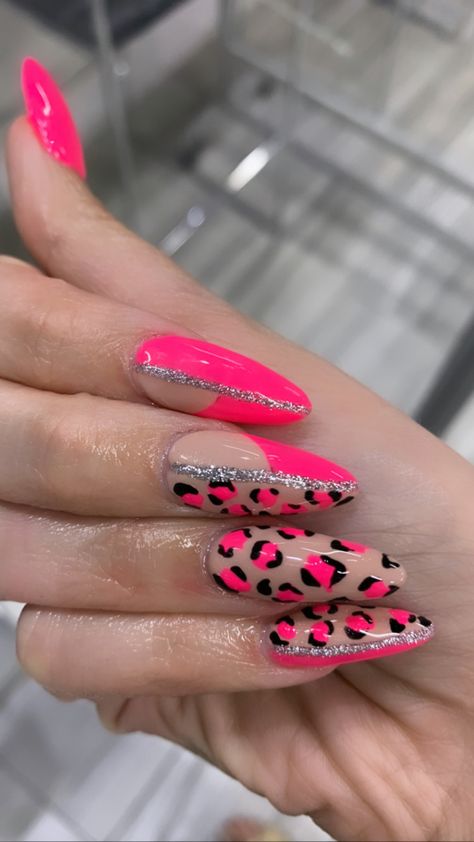 Hot Pink Cheetah Nails, Pink Cheetah Nails, Animal Print Nails Art, Nail Place, Cheetah Nails, Rabbit Tattoos, Modern Nails, Print Nails, Leopard Nails