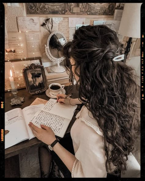 Dark Academia Inspiration Photo Wattpad, Academia Hairstyles, Dark Academia Hairstyle, Dark Academia Hair, Academia Hairstyle, Cottagecore Life, Hair Motivation, Studying Aesthetic, Dark Curly Hair