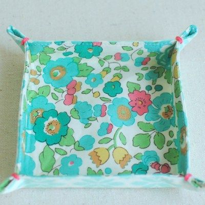 Fabric Tray, Gift Tutorial, Sewing Tutorials Bags, Coin Purse Tutorial, Mini Tutorial, Fabric Bowls, Fabric Boxes, Small Sewing Projects, Sewing Class