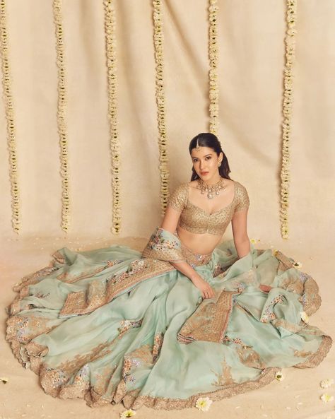 Tanya Ghavri | Gleaming Beauty✨ @shanayakapoor02 #StyledbyTanyaGhavri Assisted by - @esther_pinto98 Outfit - @anamikakhanna.in Jewels -… | Instagram Modern Blouse Designs, Diwali Fashion, Shanaya Kapoor, Happy Girls Are The Prettiest, Blue Lehenga, Desi Fashion Casual, Saree Photoshoot, Indian Blouse, Indian Attire