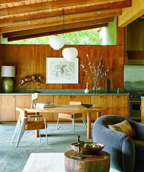 <p>The free-form table by Charlotte Perriand can be used as a desk or a dining table. The chairs are Directeur chairs by Jean Prouvé and the chandelier is a 1960s Stilnovo.</p> Ellen Degeneres Home, Interior Vintage, Casa Vintage, Apartment Patio, Mid Century Modern Interiors, Elegant Bedroom, Eye Opening, Minimalist Photography, Wallpaper Vintage