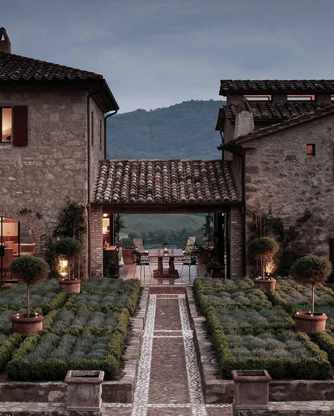 Vineyard House, Italian Home, Mediterranean Home, Stone Houses, Dream House Exterior, Stone House, Outdoor Dining Area, Umbria, Dream Home Design