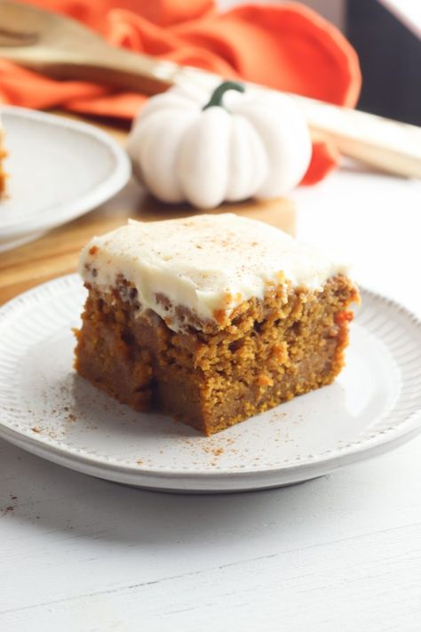 Pumpkin Caramel Bars With Caramel Frosting Pumkin Cake, Pumpkin Cake With Cream Cheese, Pumpkin Poke Cake, Cake With Cream Cheese Icing, Vanilla Cream Cheese Frosting, Pumpkin Sheet Cake, Pumpkin Pie Bars, Caramel Bars, Pumpkin Spice Cake