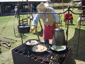 This looks like a great campfire set-up.  But can the grate be raised and where do you add more fuel if needed? Camping Ovens, Chuckwagon Cooking, Cowboy Fire Pit, Campfire Cooking Equipment, Cowboy Wok, Cowboy Grill, Cowboy Camp, Cowboy Cooking, Cooking With Toddlers