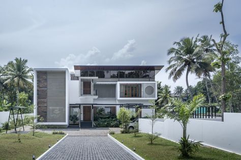 Rich Heritage Perfectly Blended With Contemporary Design | Ankit Prabhudessai - The Architects Diary I2a Architects, Mango Trees, The Architects Diary, Ventilation Design, Earthy Hues, Parents Room, Construction Diy, Asian Paints, Bungalow Design