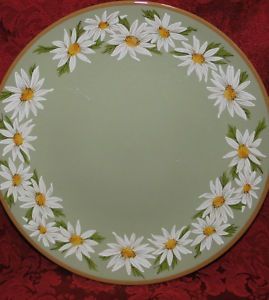 Daisy plate from 1960s? Daisy Pottery, Daisy Kitchen, Daisy Cottage, Paint Ceramic, Diy Pottery Painting, Oopsy Daisy, Daisy Love, Daisy Painting, Painted Plates