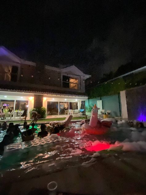 Big House Party Aesthetic, Night Pool Party Aesthetic, Aesthetic Pool Party, La Pool Party, Summer House Party, Beach House Party, Pool Party Aesthetic, House Party Aesthetic, Tiktok Inspiration