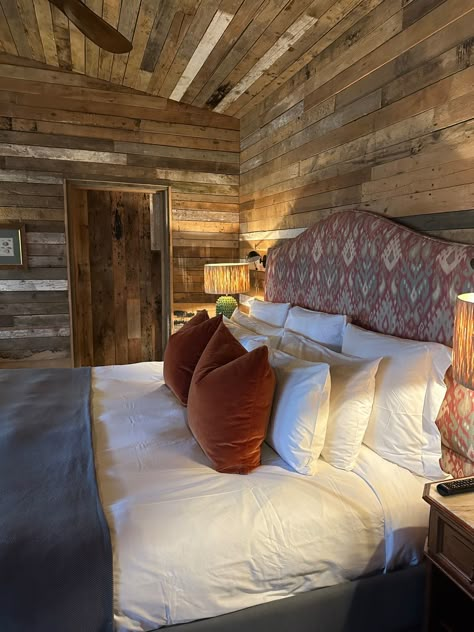 Soho Farmhouse Interiors, London Bedroom, Farmhouse Bedrooms, Aspen House, Farmhouse Cabin, Soho Farmhouse, Winter Bedroom, Cosy Interior, Guest Room Design