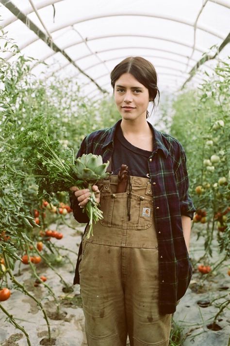 instagram // rebekah.elane  pinterest // rebekahelane Casual Chique, Gardening Outfit, The Secret Garden, Farm Girl, Grunge Style, Looks Style, Vintage Tea, Dungarees, Look Cool