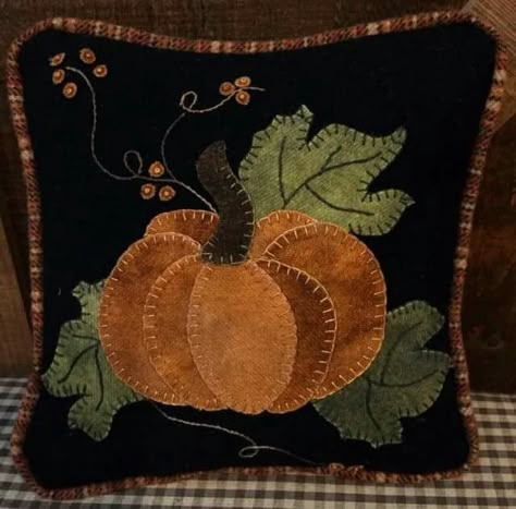 Wool Applique Quilts, Penny Rug Patterns, Wool Ideas, Pumpkin Pillow, Applique Pillows, Wool Felt Projects, Wool Applique Patterns, Felted Wool Crafts, Wool Work