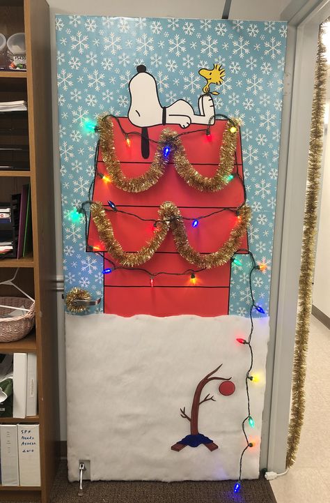 Charlie Brown And Snoopy Door Decoration, Peanuts Door Decoration Christmas, Charlie Brown Christmas Door Decorations, Gingerbread Doors, Charlie Brown Christmas Door, Snoopy Christmas Door, Door Decoration Contest, Christmas Classroom Door Decorations, Christmas Door Decorating Ideas