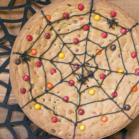 Spiderweb Cookie Cake Spider Web Cookies, Biscuits Halloween, Halloween Treats To Make, Fun Halloween Treats, Halloween Food Desserts, Halloween Food Treats, Giant Cookie, Halloween Treats Easy, Halloween Baking