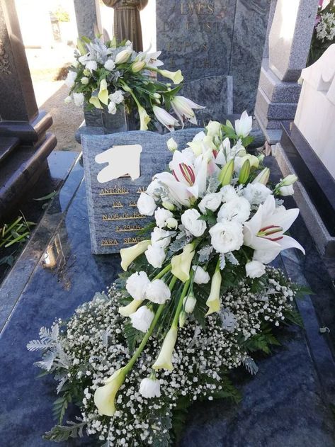 Flower Arrangements Ideas, Flowers For Grave, Dekoratívne Vence, Ikebana Flower, Grave Decorations, Ikebana Flower Arrangement, Church Flower Arrangements, Home Floral Arrangements, Flower Room