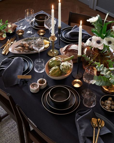 H&M HOME в Instagram: «Celebrate the new beginning with a dramatic table setting in black and gold 🖤✨ #HMHOME #tablesetting #newyear2021» Dramatic Table, Hm Home, Metal Candlesticks, H&m Home, North And South America, New Beginning, Shelf Styling, Salad Servers, Table Tops