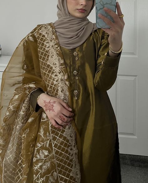 Mirror selfie of girl with gold pakistani outfit and blue phone case, looks aesthetic in pakistani outfit, face is not showing Desi Outfit With Hijab, Hijab With Desi Clothes, Eid Preparation, Eid Outfits Pakistani, Eid Look, Eid Outfit Ideas, Eid Looks, Hijab Trends, Pakistani Fashion Casual