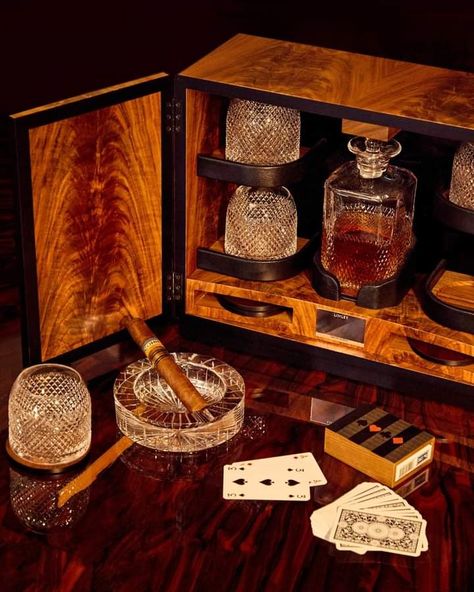 Whiskey Lounge, Home Bar Man Cave, Man Cave Game Room, Bar Man Cave, Cave Game, Wuxi, Humidor, Classy Aesthetic, Modern Lounge