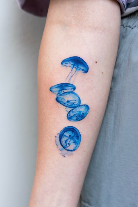 Discover the art of transformation with jellyfish tattoos in our article. Explore it and find 50+ stylish designs with meanings explained. Blue Ink Tattoos, Tato Tradisional, Iphone Pic, Ray Tattoo, 16 Tattoo, Funky Tattoos, Jellyfish Tattoo, Blue Tattoo, Cute Tiny Tattoos