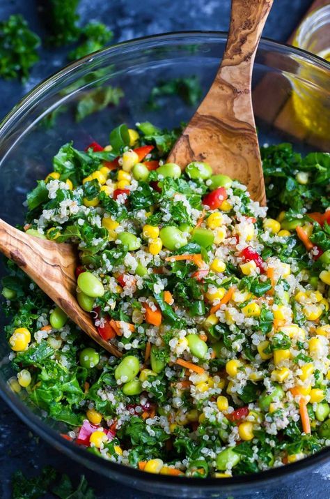 This Healthy Quinoa Salad is packed with colorful vegetables and tossed in an easy peasy whisk-and-pour Mediterranean dressing. I cannot WAIT for y'all to try this superfood salad! Mediterranean Dressing, Healthy Quinoa Salad, Homemade Dressing Recipe, Salad Quinoa, Healthy Quinoa, Resep Salad, Superfood Salad, Quinoa Healthy, Quinoa Salad Recipes