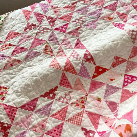 Goose Quilts Blog - Handmade Myrth Waves Quilt, Ocean Waves Quilt, Two Color Quilts, Red And White Quilts, Straight Line Quilting, Half Square Triangle Quilts, Quilt Block Patterns Free, Pink Ocean, Country Quilts