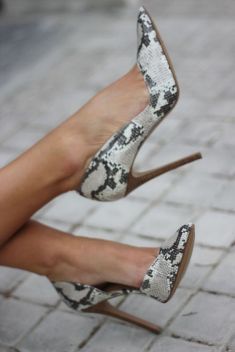 10 Chic Shoes To Wear To Your Internship Animal Print Heels Outfit, Snake Print Heels, Animal Print Heels, High Heels Classy, Heels Classy, Snakeskin Heels, Chic Shoes, Prom Shoes, Fashion Heels