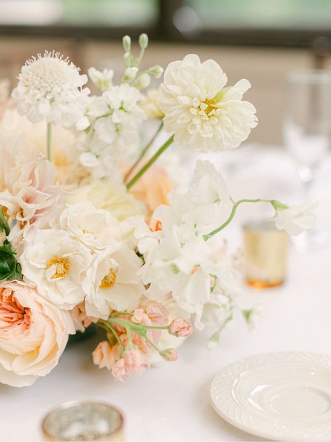 White and peach wedding inspiratino for table Safe And Peach Wedding, Peach Cream And Gold Wedding Decor, Green White Peach Wedding, Sage And Peach Wedding, Pink And Peach Wedding Flowers, Peach Flowers Wedding, Peaches And Cream Wedding, Peach And Pink Wedding, Peach And White Wedding