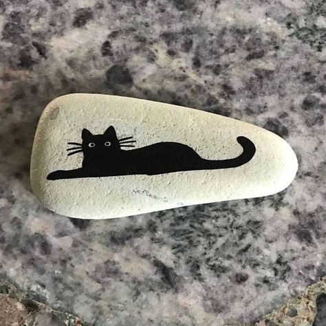 50 Best Painted Cat Rocks - Ideas and Images Cat Rock, Painted Rock Animals, Art Pierre, Hand Painted Cat, Painted Rocks Craft, Painted Rocks Diy, Rock Painting Ideas Easy, Rock Painting Patterns, Pet Rocks