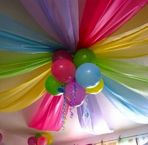 It's amazing what can be done with   some inexspensive plastic tables clothes   & some balloons!      LOVE IT!!! Babyshower Party, Fest Temaer, Troll Party, Plastic Table, Unicorn Party, Birthday Fun, Bday Party, 3rd Birthday, Holidays And Events