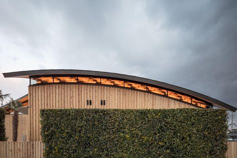 curved wood lattice roof hangs above nasca's blue sky nursery school in japan Fabric Roof Architecture, Roof Plans Architecture, Curved Roof Design Architecture, Arch Roof Design, Barrel Roof Architecture, Curved Roof Architecture, Arched Architecture, Curved Roof Design, Lattice Roof