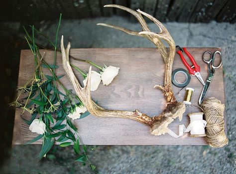 Deer Antler Christmas Decor, Antlers Decor Diy, Deer Antler Crafts Diy, Antler Christmas Decor, Deer Antler Ideas, Deer Mount Decor, Diy Antlers, Animal Head Decor, Antler Projects