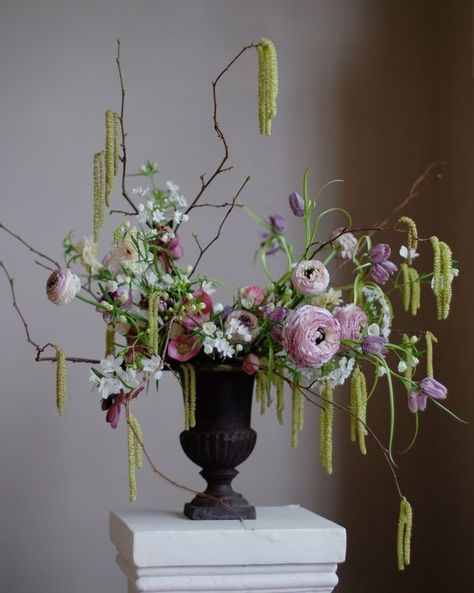 Flower Arrangement Designs, Ikebana Flower Arrangement, Flower Installation, Flower Vase Arrangements, Vase Arrangements, Flower Therapy, Wildflower Wedding, Flower Display, Deco Floral