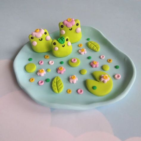 girlscape ♡ on Instagram: "i haven't made froggy trinket dishes in a hot minute 🐸🩷🐸 throwback to these cuties 🥺 - - - - #smallbusiness #smallbusinessuk #froggy…" Clay Trinket Dish, Clay Art For Kids, Polymer Clay Ring, Ceramic Frogs, Clay Plates, Kawaii Crafts, Clay Diy Projects, Clay Crafts Air Dry, Diy Crafts Paper Flowers