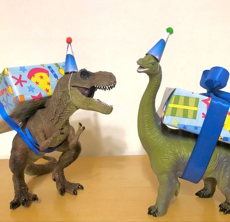 Dinosaur Birthday Party Diy Ideas, Dinosaur 18th Birthday Party, Dinosaur Party Crafts, Dinosaur Birthday Gifts Ideas, Anklyosaurus Cake, Dinosaur Gifts For Boys, Dinosaur Present Ideas, Christmas Dinosaur Party, Dino Gift Ideas