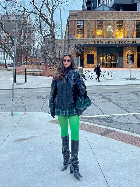 Green Tights Outfit, Green Plaid Skirt Outfit, Mini Skirt Outfit Fall, Fall Mini Skirt Outfit, Leather Jacket Oversized, Fall Mini Skirt, Skirt Outfit Fall, Oversized Leather Jacket, Skirt School